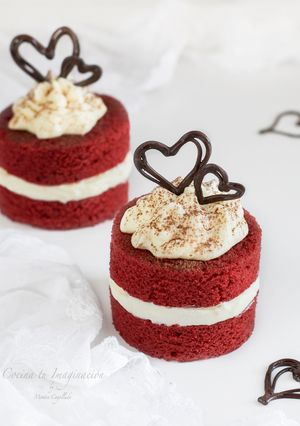 Una foto de Bizcocho red velvet con crema de queso al chocolate blanco