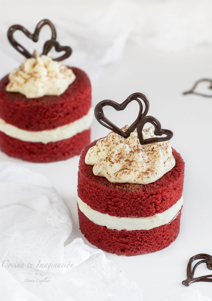Una foto de Bizcocho red velvet con crema de queso al chocolate blanco