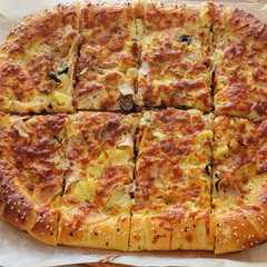 بيتزا بالصلصة البيضاء والتيركي🍕🍕-レシピのメイン写真