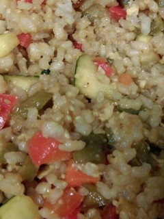 Una foto de Wok de arroz, verduras y huevo