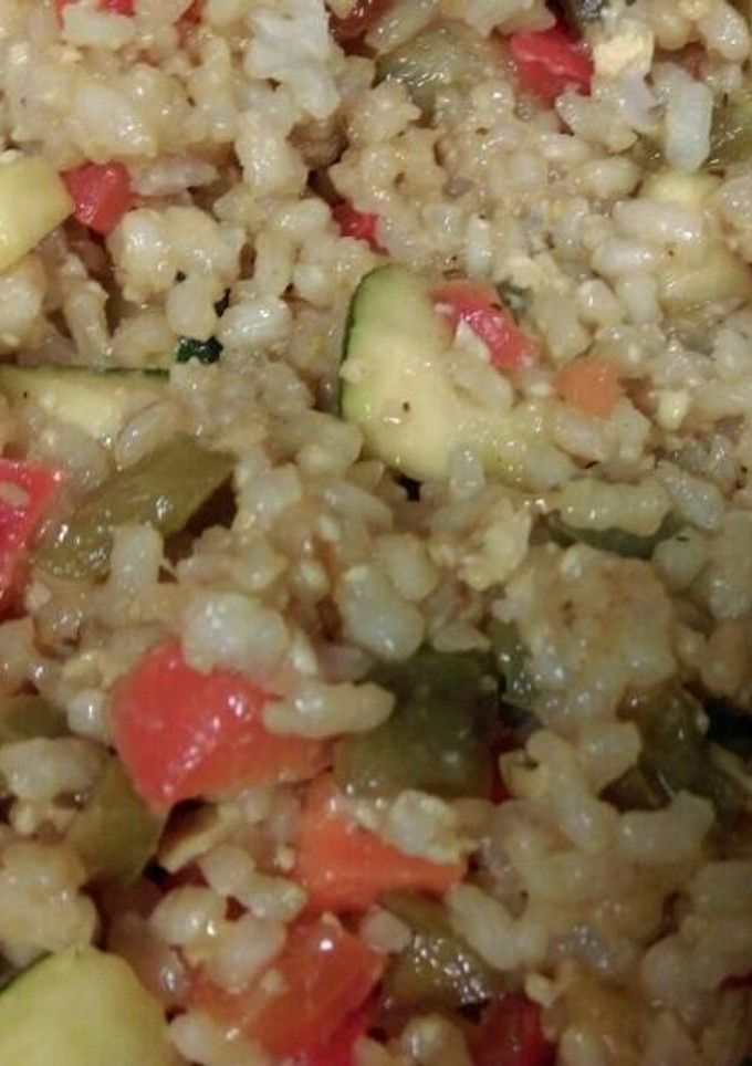 Una foto de Wok de arroz, verduras y huevo