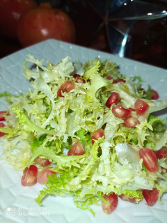 Una foto de Escarola con ajo y granada