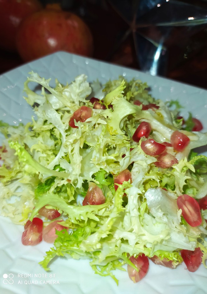 Una foto de Escarola con ajo y granada