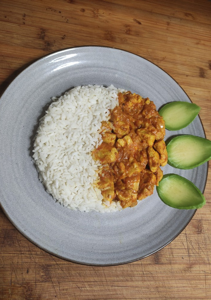 Una foto de Akoho sy voanio "pollo con leche de coco" 🥥