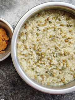 பாசிப்பயறு கஞ்சி தேங்காய் துவையல் செய்முறை முக்கிய புகைப்படம்