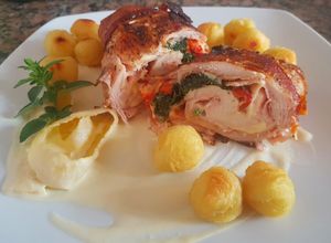 Una foto de Pechuga de pollo, arrollada, vegetales y queso. #1receta1arból