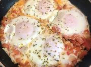 Una foto de huevo con tomate