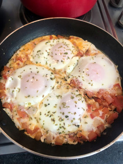 Una foto de Huevos con tomate