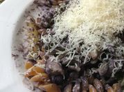 Una foto de sopa fusilli