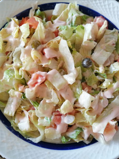 Una foto de Ensaladilla de pollo con salsa rosa