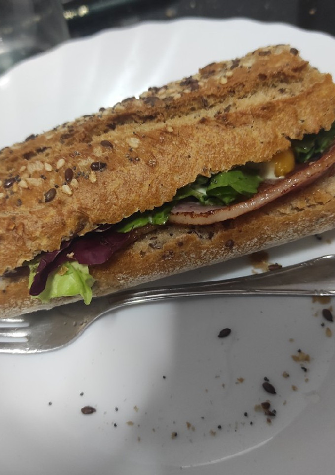 Una foto de Bocata de cochinillo