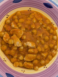 Una foto de Garbanzos con verduras y pavo