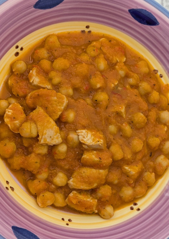 Una foto de Garbanzos con verduras y pavo