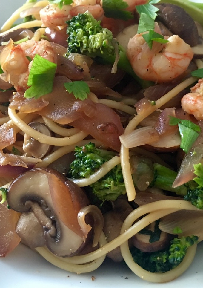 Una foto de Espaguetis fáciles con gambas