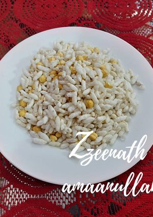 A picture of Murmure Aur Chana or Puffed Rice with Roasted Chana.