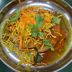 A picture of Kachori Chaat.