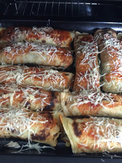 Una foto de Canelones de espinaca con salsa