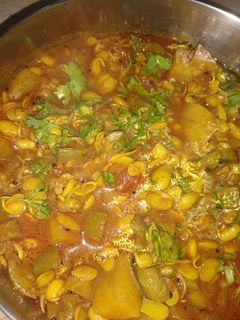 सेम के बीज और तोरोई की सब्जी (Sem ke beej aur turai ki sabzi recipe in Hindi) रेसिपी मुख्य फोटो