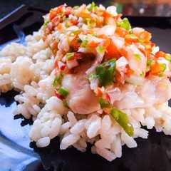 Una foto de Merluza en vinagreta sobre cama de arroz blanco