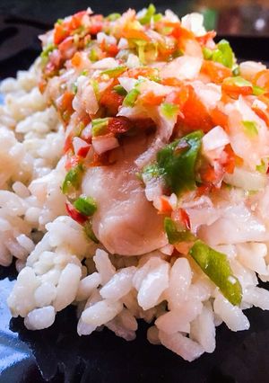 Una foto de Merluza en vinagreta sobre cama de arroz blanco