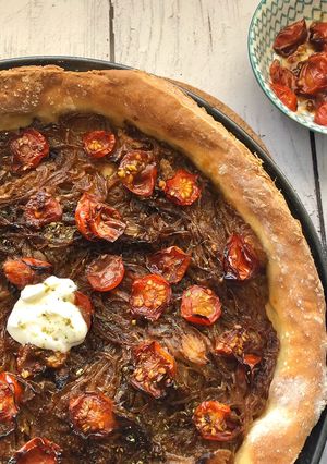 Une photo de Tarte à l’oignon et tomate caramélisés
