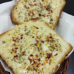 A picture of Chilli cheese garlic toast.
