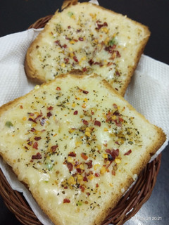 A picture of Chilli cheese garlic toast.