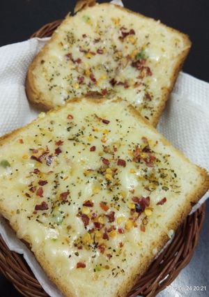 A picture of Chilli cheese garlic toast.