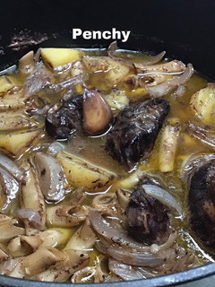 Una foto de Carrilleras en cocotte, con clavo, canela y nuez moscada al vino Merlot
