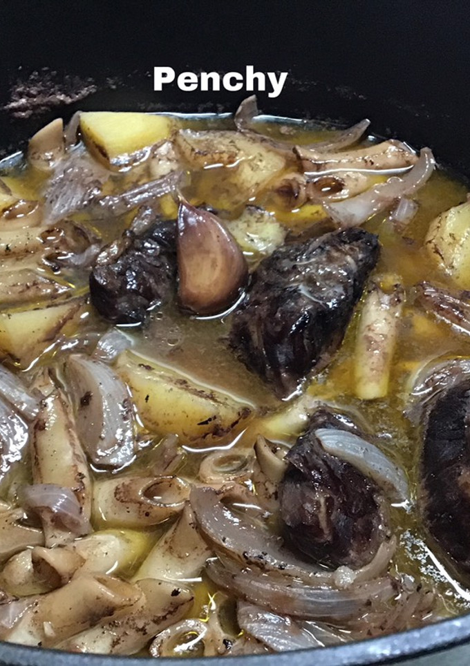 Una foto de Carrilleras en cocotte, con clavo, canela y nuez moscada al vino Merlot