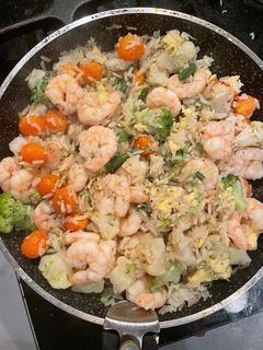 Une photo de Riz sauté aux légumes et crevettes