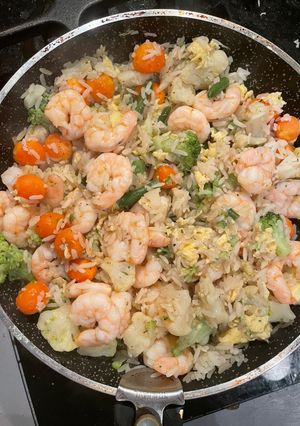 Une photo de Riz sauté aux légumes et crevettes