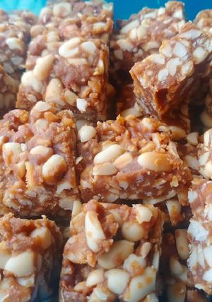 शेंगदाणा गुळ बर्फी (shengdana gud barfi recipe in marathi) रेसिपी चे मुख्य फोटो