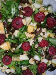 Una foto de Ensalada de brotes con caquis y frambuesas🌿🍑🍁