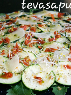 Una foto de Carpaccio de calabacín 🥒🍅🍋🧀