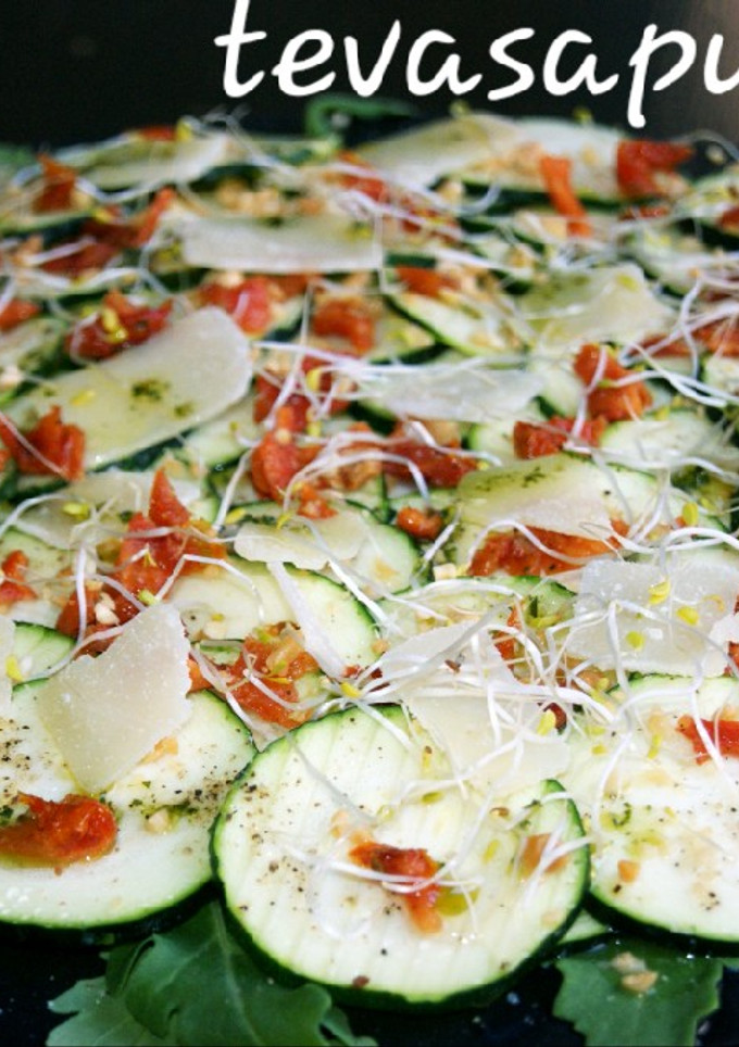 Una foto de Carpaccio de calabacín 🥒🍅🍋🧀