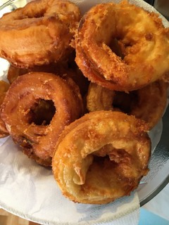 Una foto de Aros de cebolla rellenos con queso