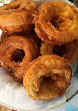 Una foto de Aros de cebolla rellenos con queso