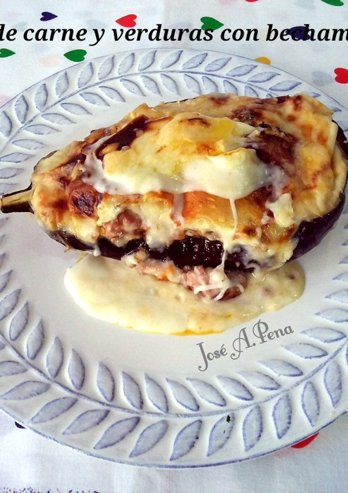 Una foto de Berenjenas con carne, verduras, roquefort y bechamel gratinada