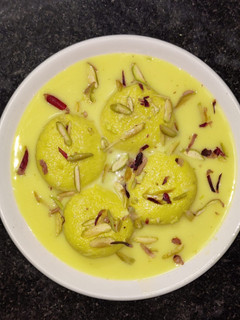 केसर रसमलाई (kesar rasmalai recipe in Hindi) रेसिपी मुख्य फोटो
