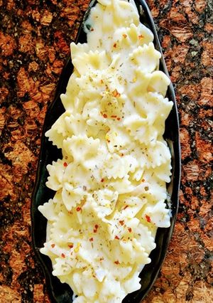 A picture of White sauce farfalle pasta.