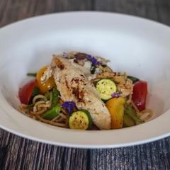 A picture of Stir fried noodles with chicken.