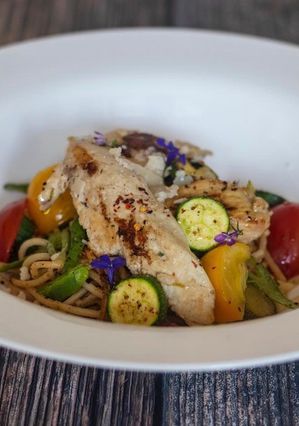 A picture of Stir fried noodles with chicken.