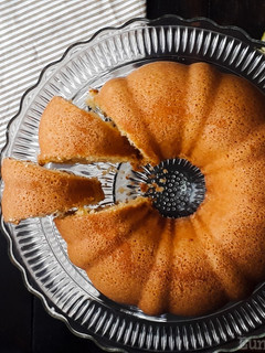 A picture of Lemon Bundt cake.