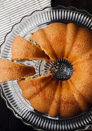 A picture of Lemon Bundt cake.
