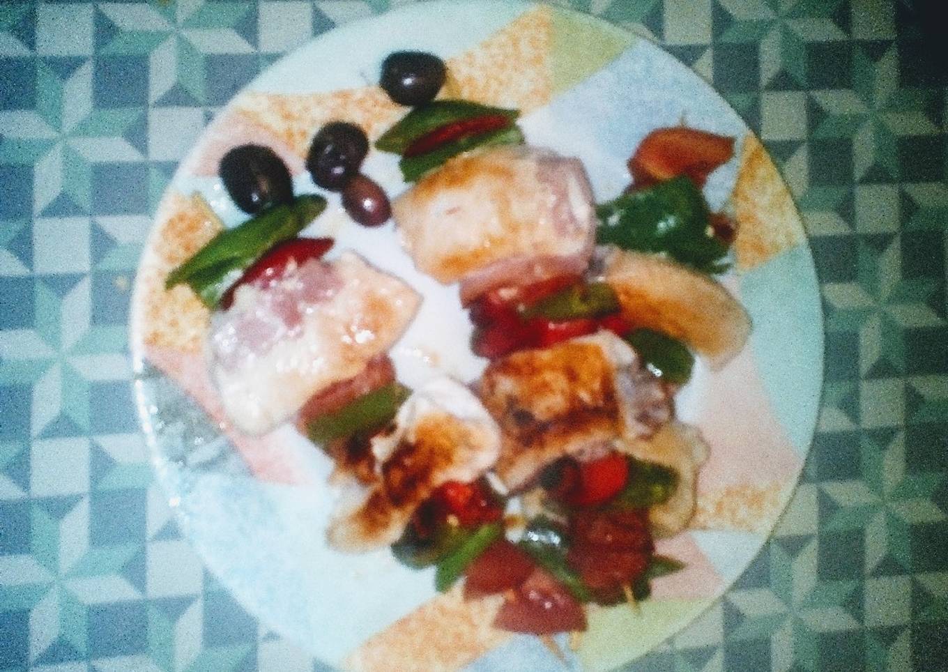 Brochetas de pechugas con jamón serrano, jamón cocido y verduras