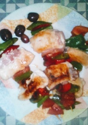Una foto de Brochetas de pechugas con jamón serrano, jamón cocido y verduras