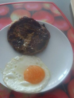 Una foto de Hamburguesa + huevo frito