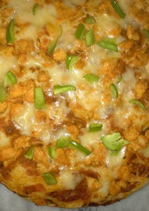 A picture of Chicken tikka pizzA.