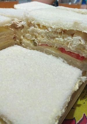 Una foto de Sándwich de miga de pollo "especial"
